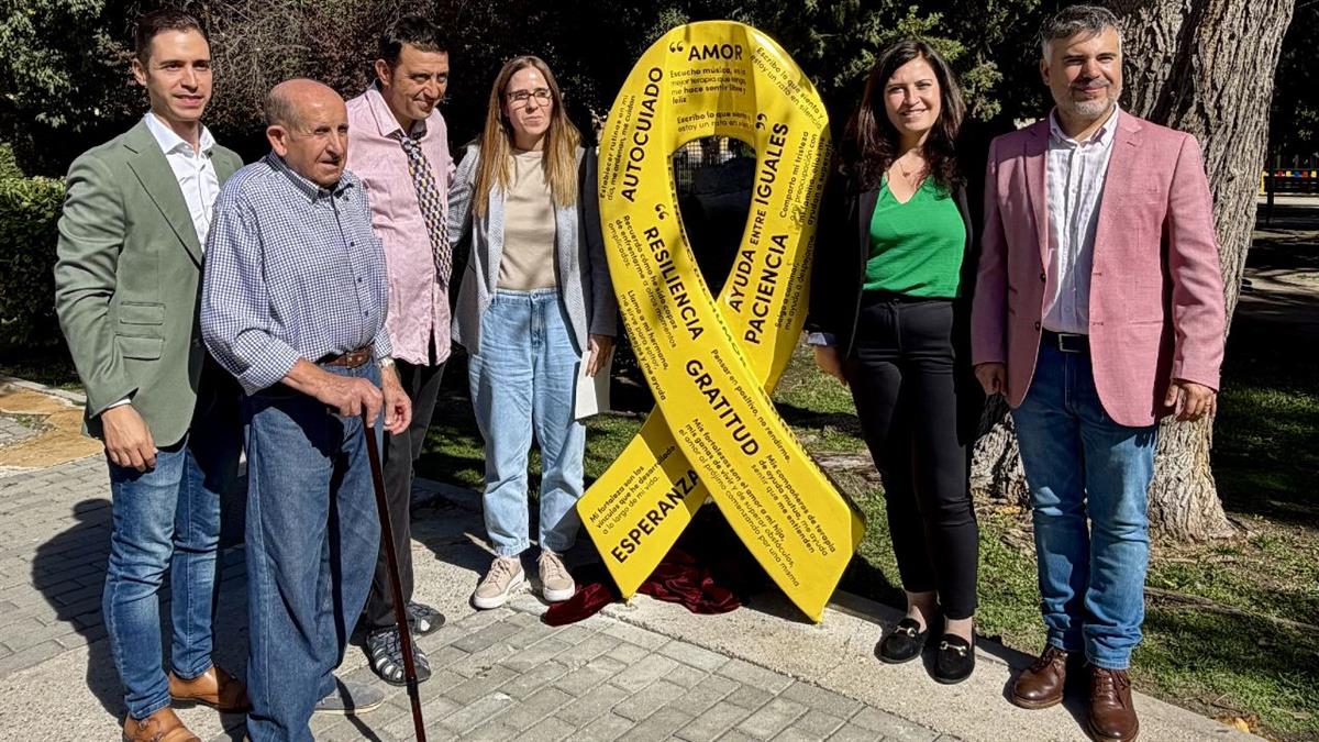El gran lazo se encuentra en el Parque Central y reúne mensajes sobre resiliencia, esperanza y apoyo mutuo dentro del programa municipal "Leganés por el equilibrio emocional"