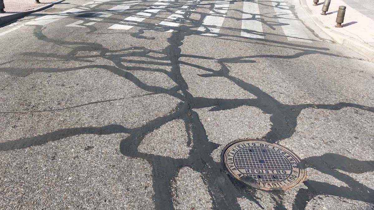 Carrocerías llenas de alquitrán o una “pista de patinaje” para motoristas y ciclistas son las consecuencias de los trabajos de asfaltado “chapuza”, según denuncian algunos partidos