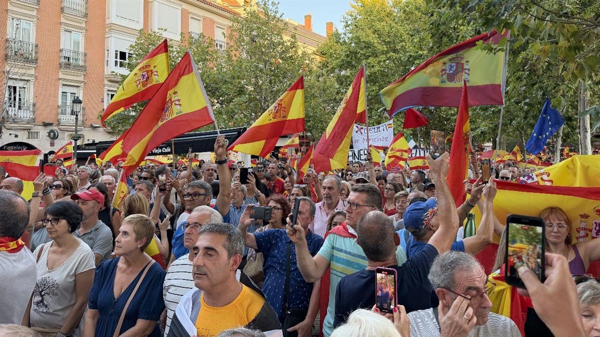 Cerca de 4.000 personas llenaron la Plaza de España para respaldar a la ciudad autónoma tras la entrada masiva e irregular de personas producida el 30 y 31 de julio 