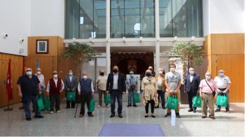 El programa enseña a cocinar y planificar la economía domestica a los mayores de 65 que se encuentran solos