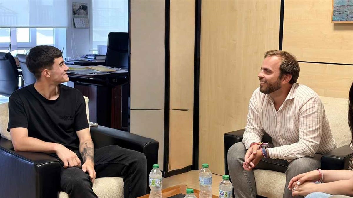 El alcalde, Alberto Escribano, ha recibido al jugador del Real Madrid, Álvaro Lezcano 