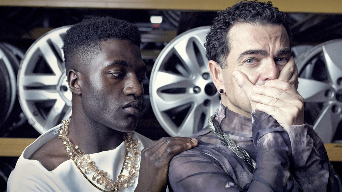 “El agua amarga de la maldición” inunda el municipio de color arcoíris