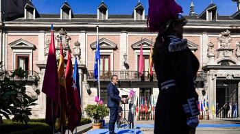 El consejero López ha participado, con motivo del Día de Europa, en el izado de la bandera de la UE que ha tenido lugar en la Plaza de la Villa
