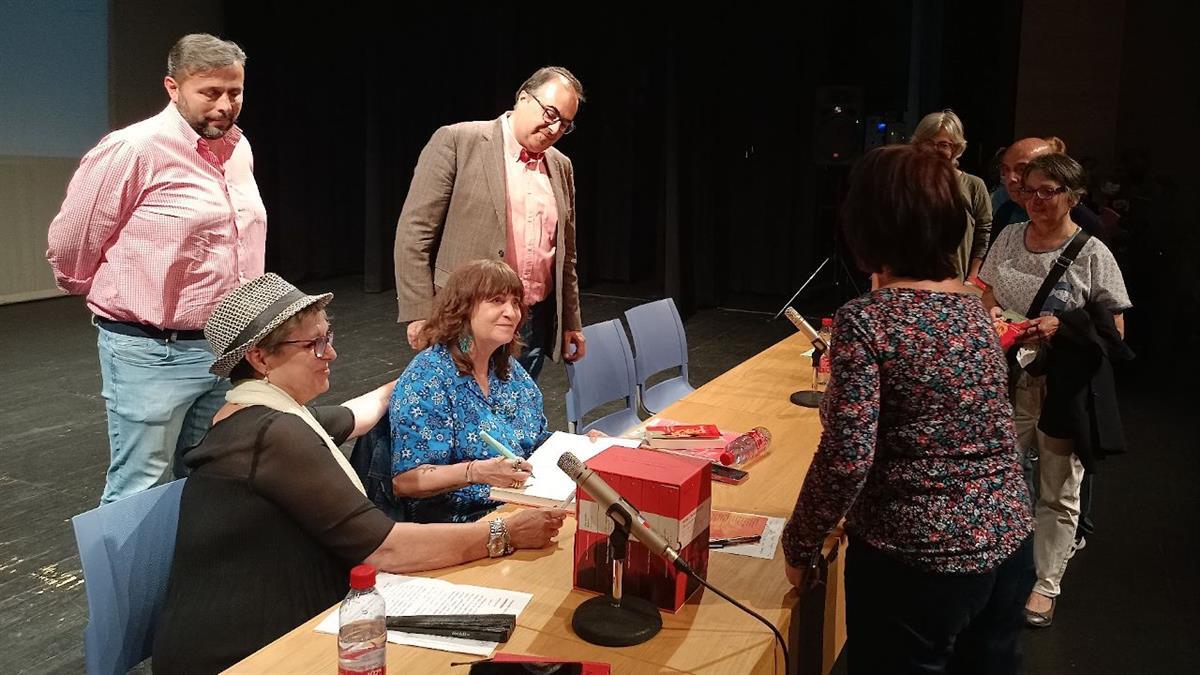 Alumnos y alumnas de la Universidad Popular de Leganés charlaron con la autora de la obra “Nosotras. Historias de mujeres y algo más”