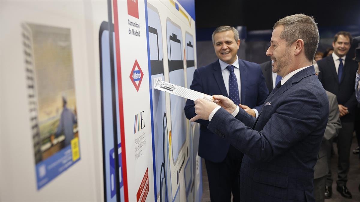 La campaña instalará 7.200 vinilos con fragmentos literarios