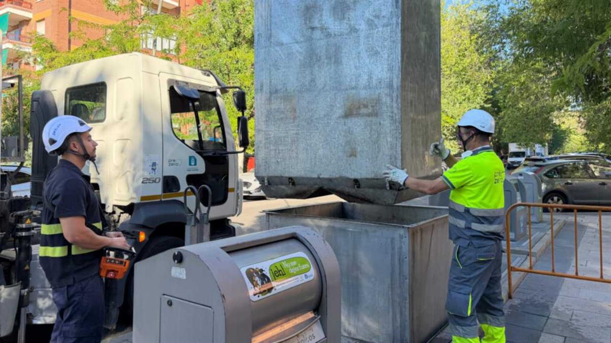 Los trabajos incluyen la extracción completa de los contenedores para limpiar los fosos