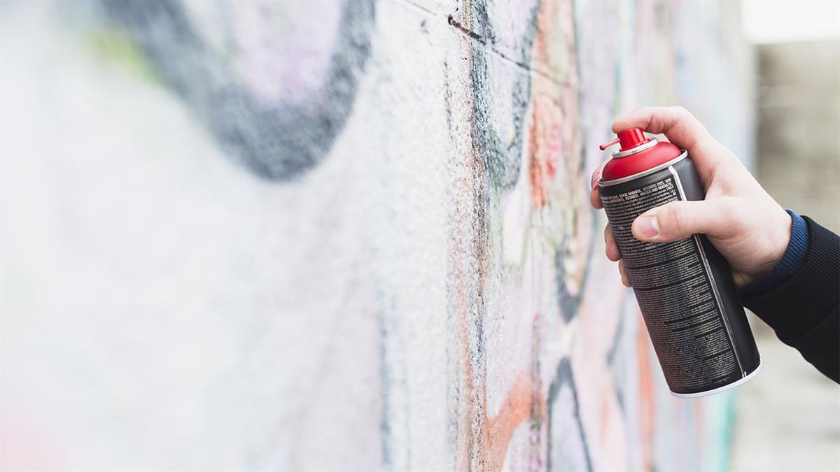 El Ayuntamiento de Meco extiende la limpieza de grafitis a los muros de viviendas siempre que linden con espacios públicos