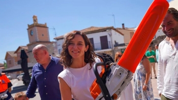 La Comunidad de Madrid reparte material para limpiar y retirar masa forestal quemada en los municipios afectados