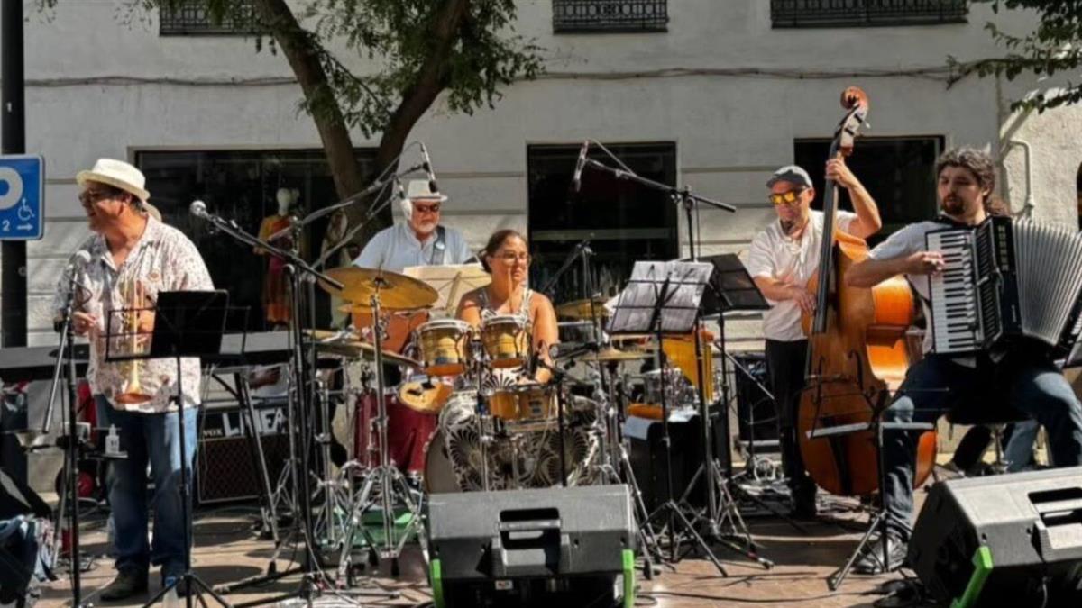 El grupo recibirá mil euros de premio y actuará en las fiestas del distrito