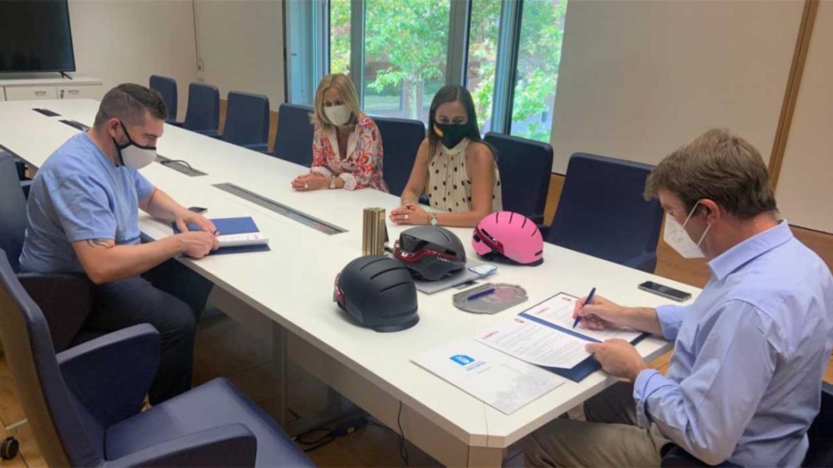 Se trata de una empresa Startup fabricante de cascos inteligentes, ubicada en Tres Cantos, que lo ha transformado en un elemento de seguridad activa
