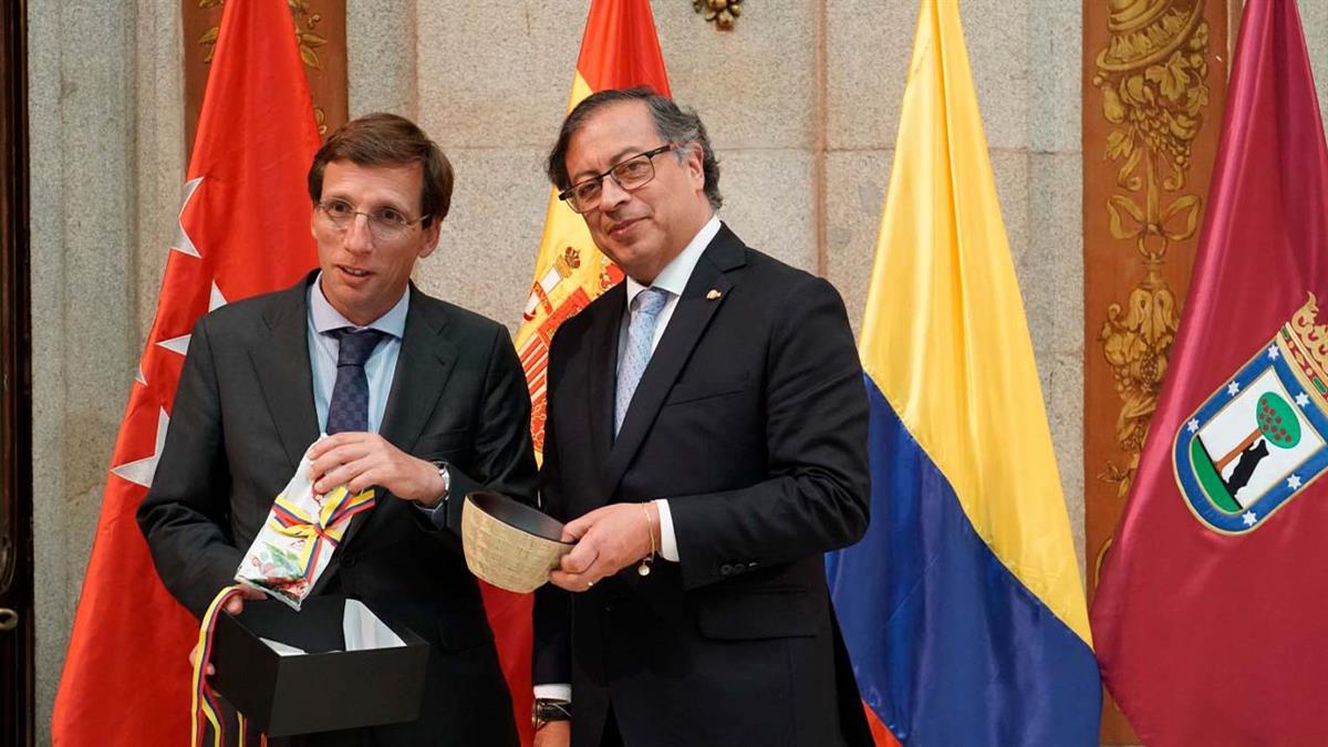 Entregada por José Luis Martínez-Almeida como “símbolo de gratitud por su visita y muestra de aprecio al pueblo de Colombia"