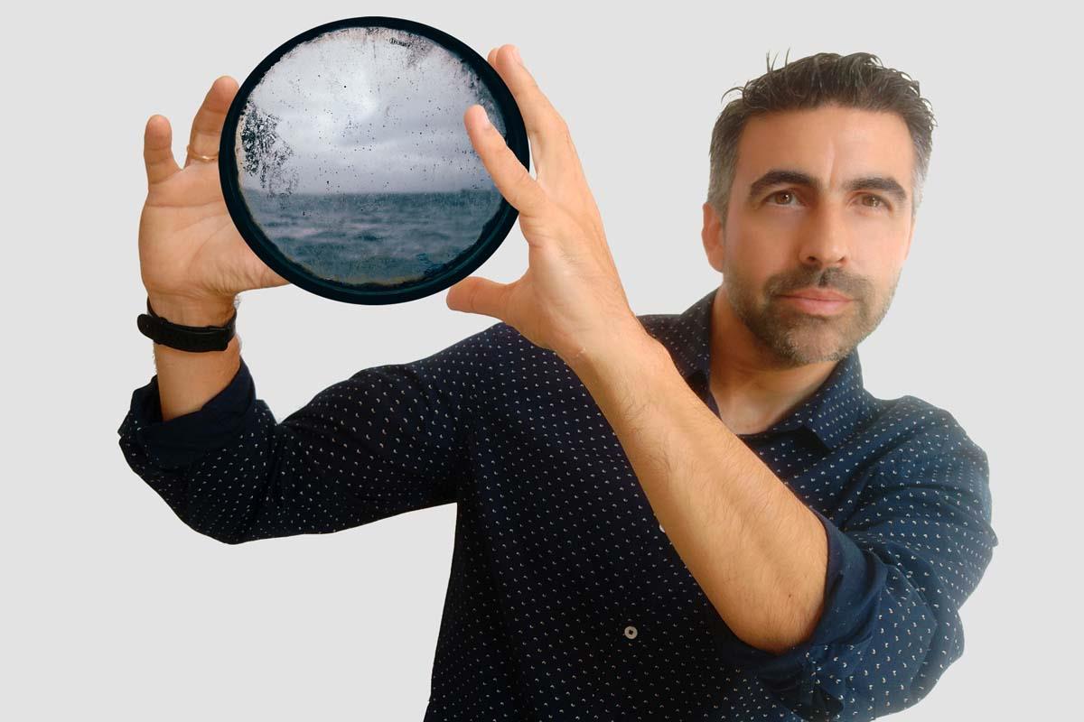 El cantante presentará su primer álbum en solitario, “Río de Espejos”, en el Patio del Teatro Salón Cervantes