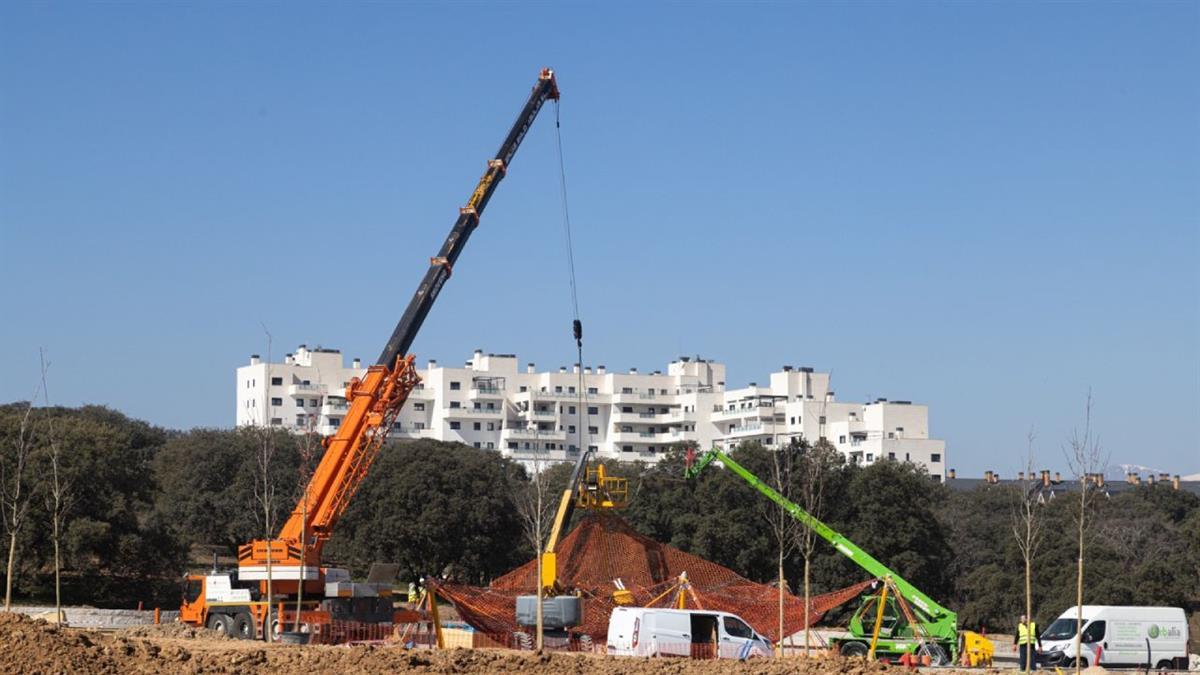 Una red tensada sobre mástiles para trepar y colgarse ya ha sido instalada y se han recibido 29 balancines y carruseles