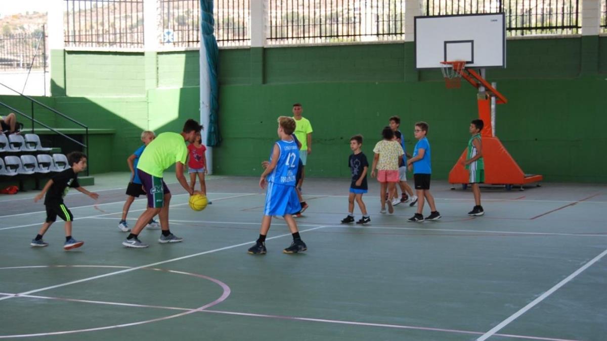 Con actividades como fútbol, voley playa o tenis, llegan estos campamentos a la localidad arroyomolinense
