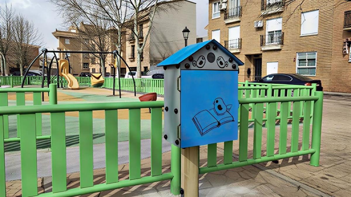 El Ayuntamiento impulsa el proyecto “Humanes + Cultura”, que lleva libros a zonas de juego para fomentar la lectura en familia y crear una red vecinal de intercambio gratuito