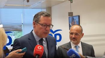 El portavoz del PP en Coslada, Paco Becerra, se reúne con el secretario general del PP de Madrid, Alfonso Serrano, ante la situación de Coslada