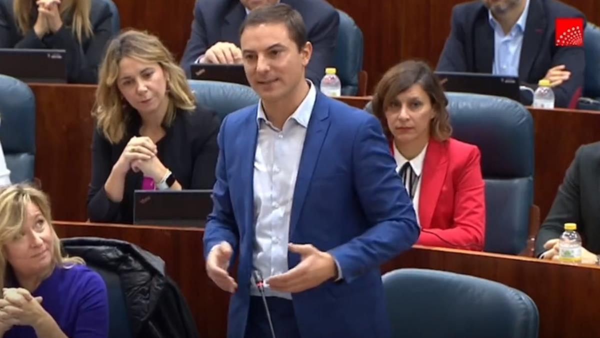 Lobato le echa en cara a Ayuso no preocuparse por el 30% del paro juvenil en Madrid