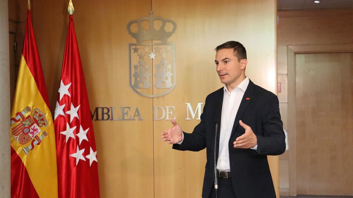 El líder de los socialistas madrileños cree que convertir las becas en un asunto de enfrentamiento 