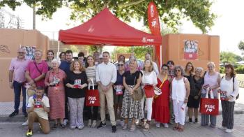 El secretario general del PSOE de Madrid ha visitado el mercadillo de la ciudad