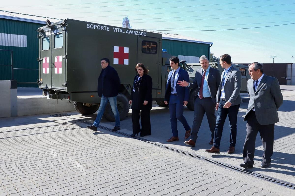 El candidato a presidir la CAM ha conocido de cerca el trabajo que hace esta empresa, que pone a punto los tanques Leopard para Ucrania