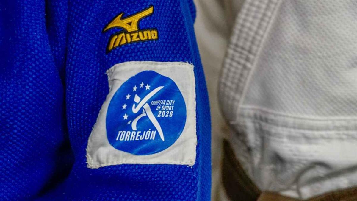 Este emblema aparece plasmado en las camisetas oficiales 