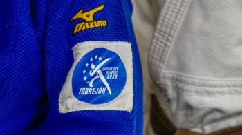 Este emblema aparece plasmado en las camisetas oficiales 