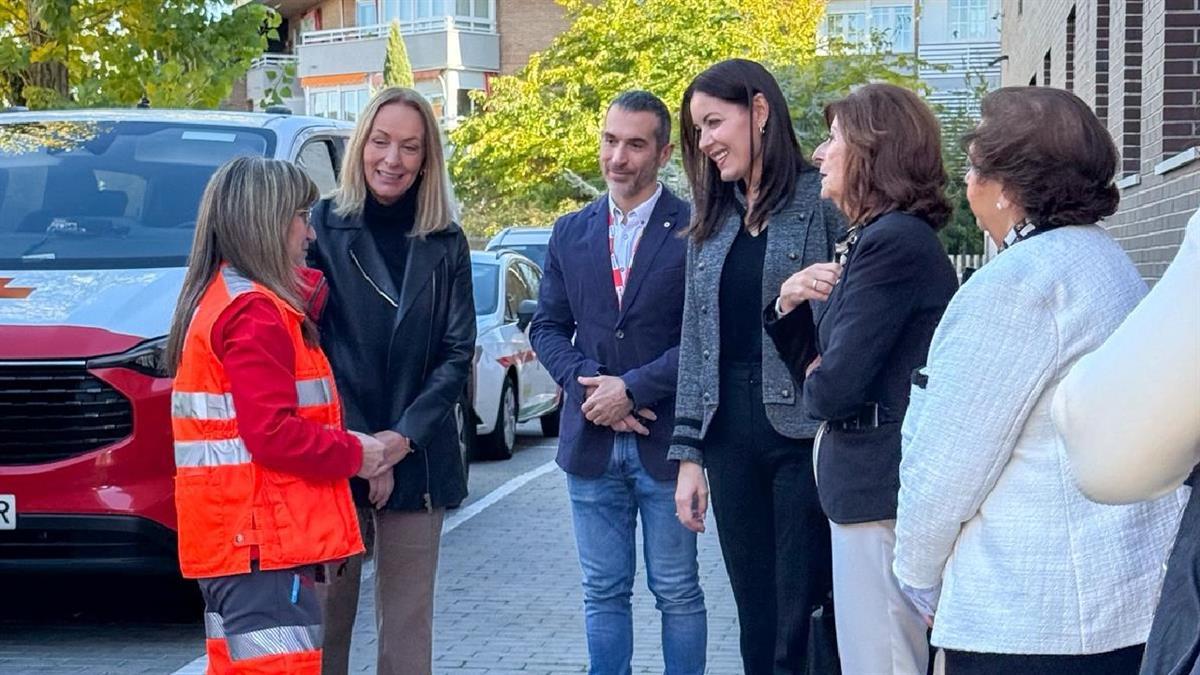La alcaldesa ha visitado la sede de Cruz Roja para conocer los frutos del programa de inserción sociolaboral
