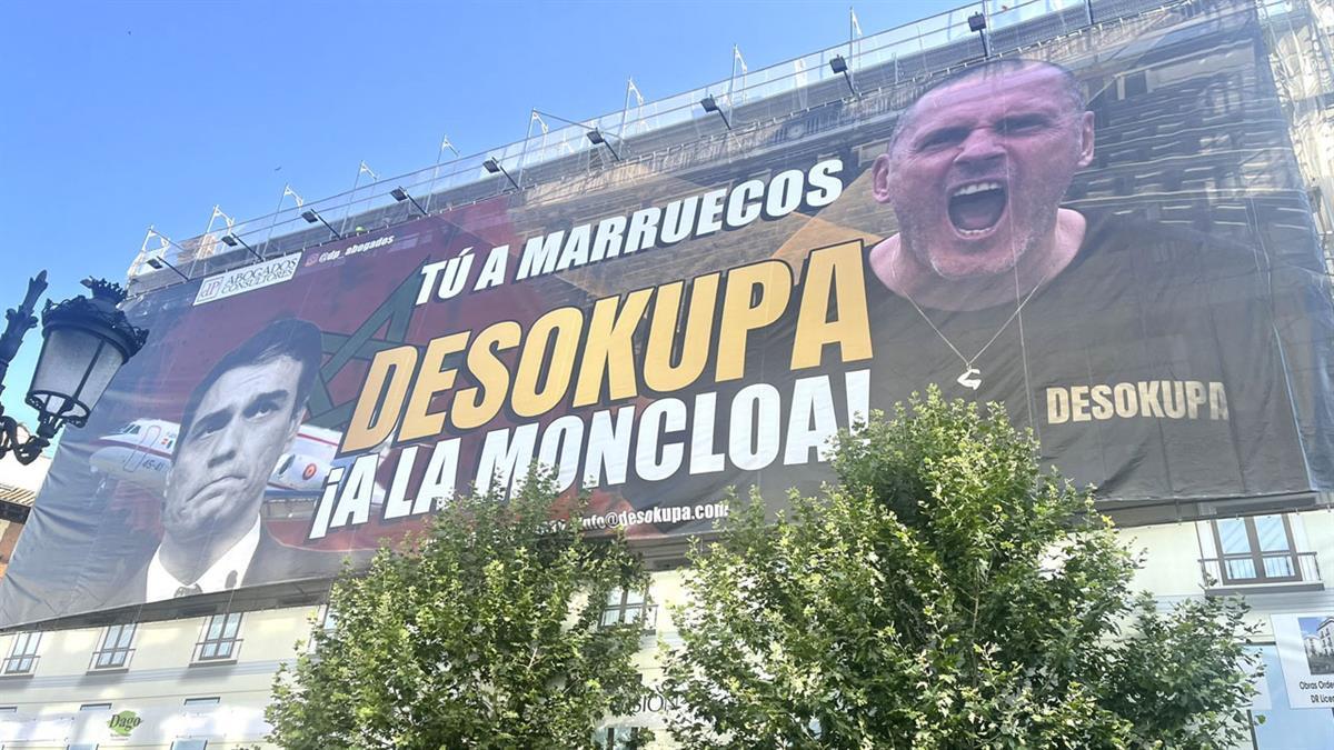 La plataforma cuelga una lona en Atocha contra el presidente del Gobierno