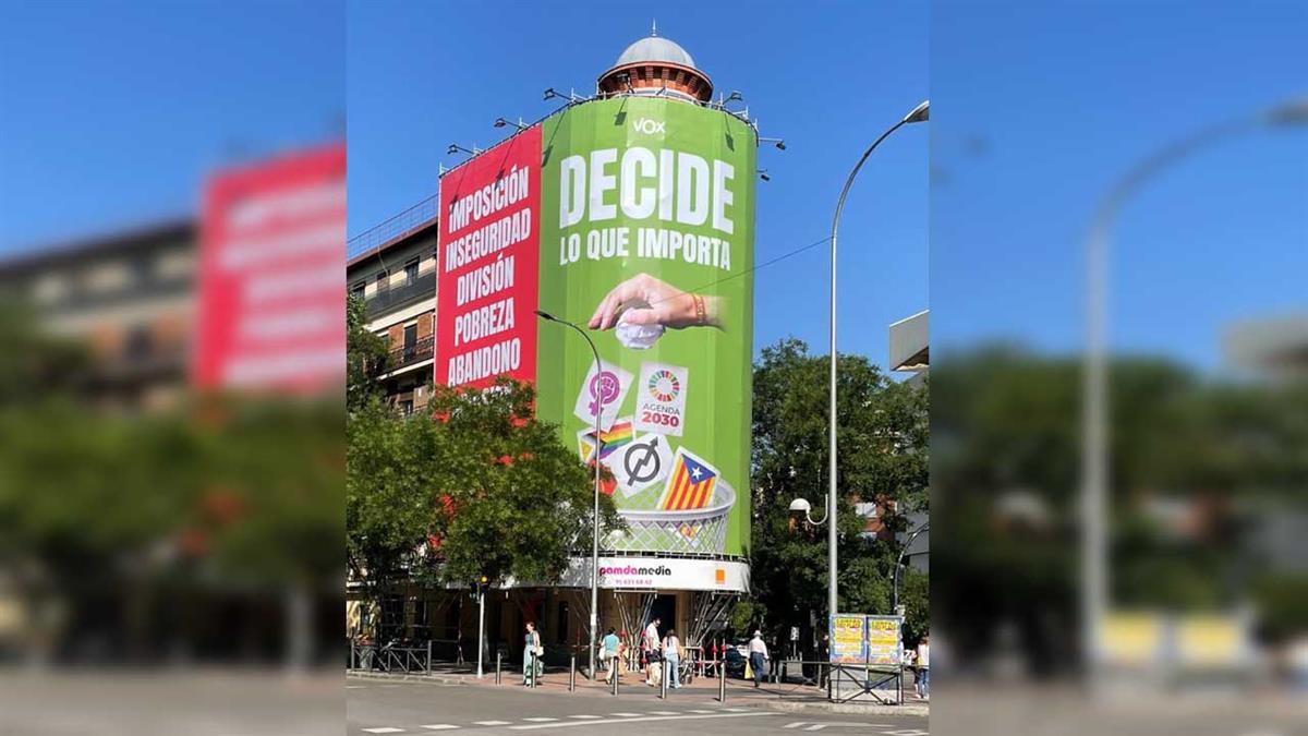 El cartel "tira a la basura" el feminismo, el independentismo y el colectivo LGTBI+; literalmente