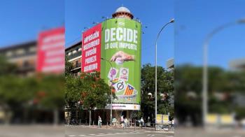 El cartel "tira a la basura" el feminismo, el independentismo y el colectivo LGTBI+; literalmente