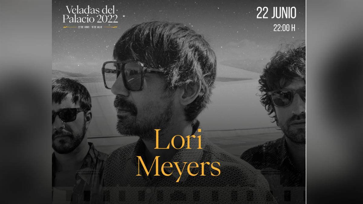 En la explanada del Palacio del Infante Don Luis