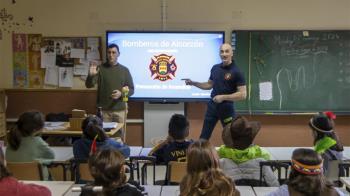 Los bomberos han dado un curso en el colegio Fuente del Palomar 