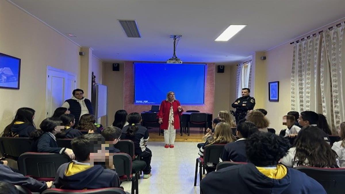 El Grupo Mujer y Menor de la Policía Local de Collado Villalba continúa con las actividades formativas