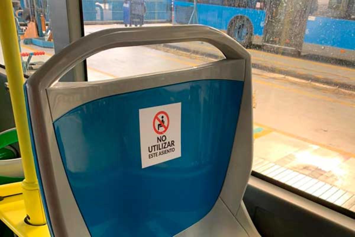 La EMT distribuye a los pasajeros en zigzag para preservar la distancia de seguridad entre los pasajeros