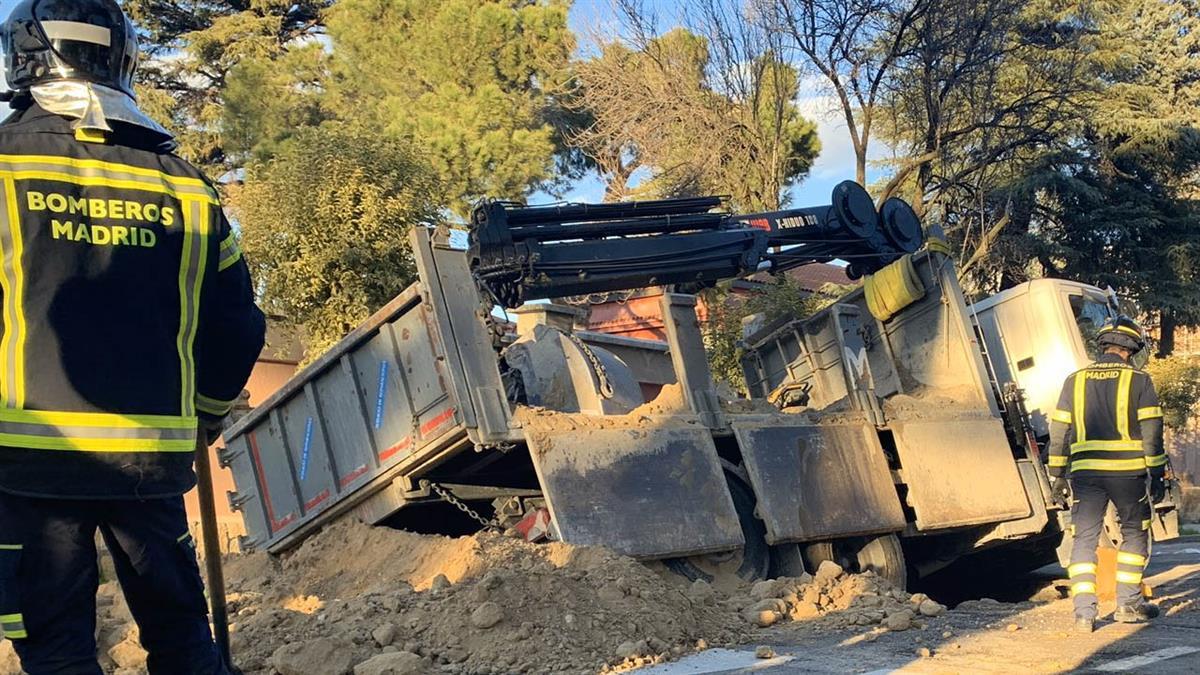 El camión se había hundido en un socavón de unos 12 por 5 metros