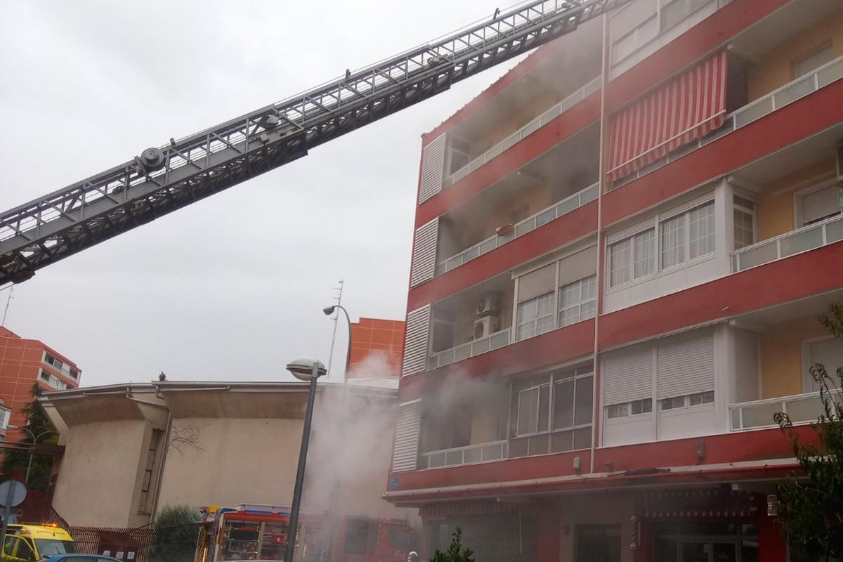 Nueve personas resultaron heridas de carácter leve y los bomberos consiguieron rescatar a varios animales de compañía