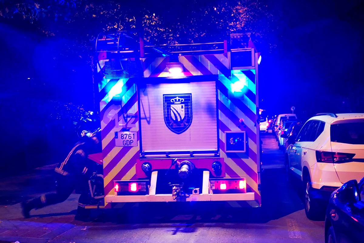 Esta madrugada tres dotaciones de bomberos acudieron al lugar para sofocar el incendio y rescatar a la mujer