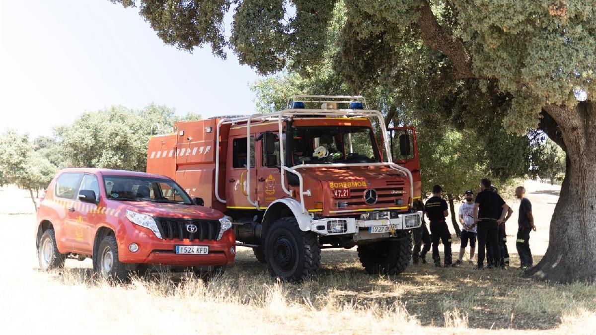 El retén de bomberos de la Comunidad de Madrid ya está en el monte de la localidad para prevenir incendios 