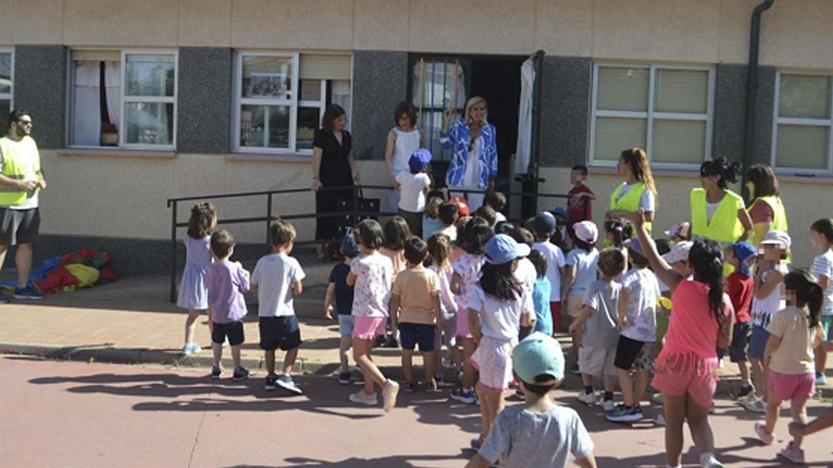 Mariola Vargas visitó a los escolares que participan en esta actividad municipal