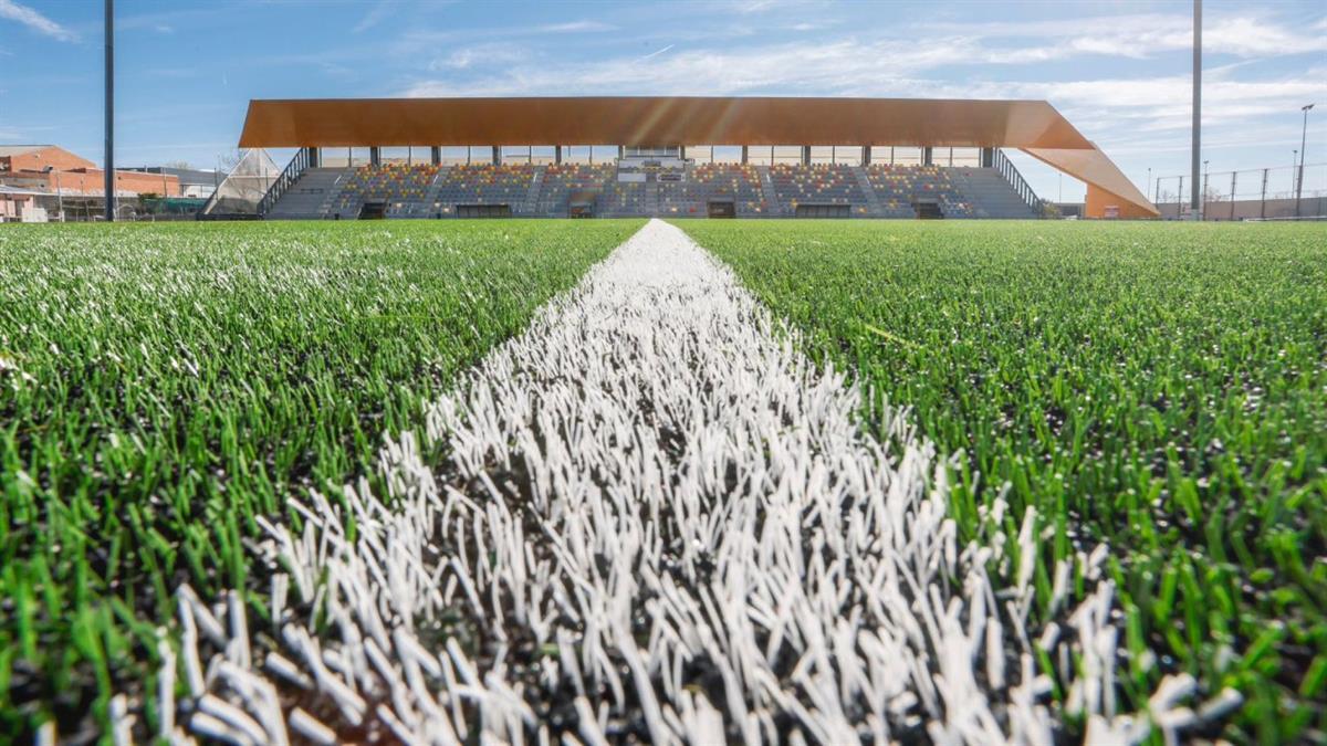 Con una inversión de 539.055 euros, se mejora el firme de la superficie del campo de fútbol 11 y se sustituye el césped artificial