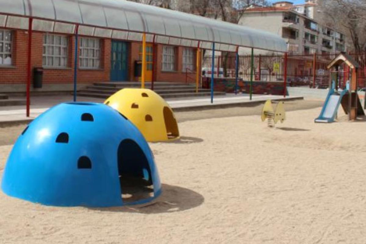 El ayuntamiento destina 170.000 euros al programa 'Pintamos la escuela' este verano