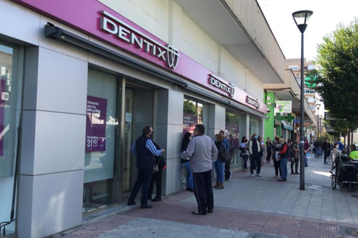 Los afectados llevan horas esperando ser atendidos en la clínica de la Avenida de Portugal