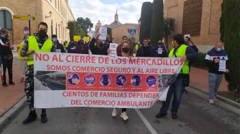 Ya son tres semanas las que llevan cerrando estos puestos ambulantes, poniendo en riesgo la economía de centenares de familias