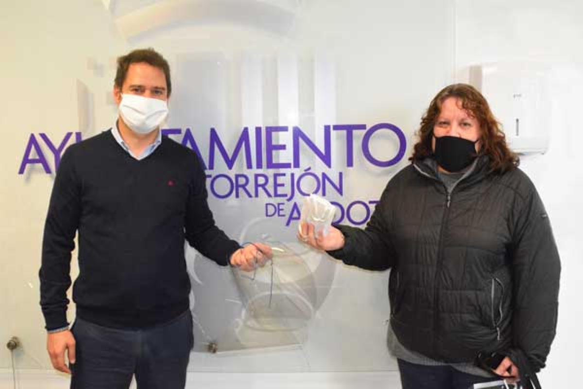 El consistorio ha entregado mascarillas y pantallas a la Asociación de Comerciante de la Zona Centro