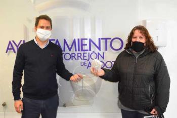 El consistorio ha entregado mascarillas y pantallas a la Asociación de Comerciante de la Zona Centro