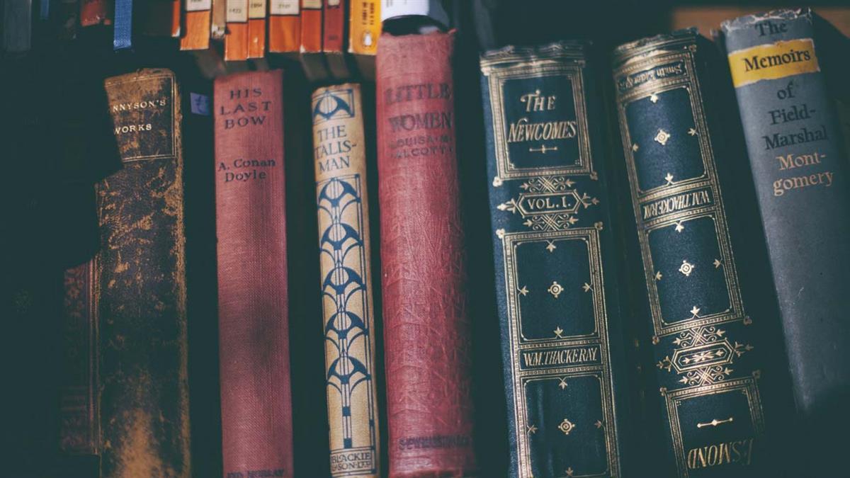 Con la lectura del cuentacuentos en la biblioteca 