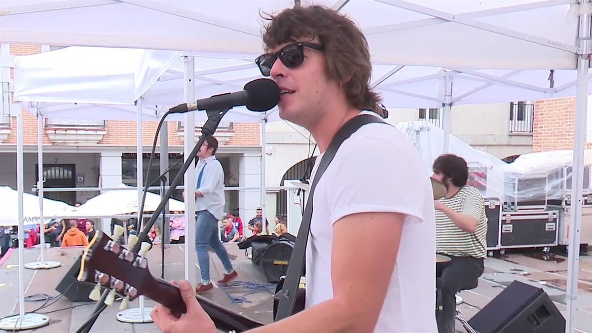 La lluvia dio tregua y la Plaza de la Constitución se volcó con el grupo