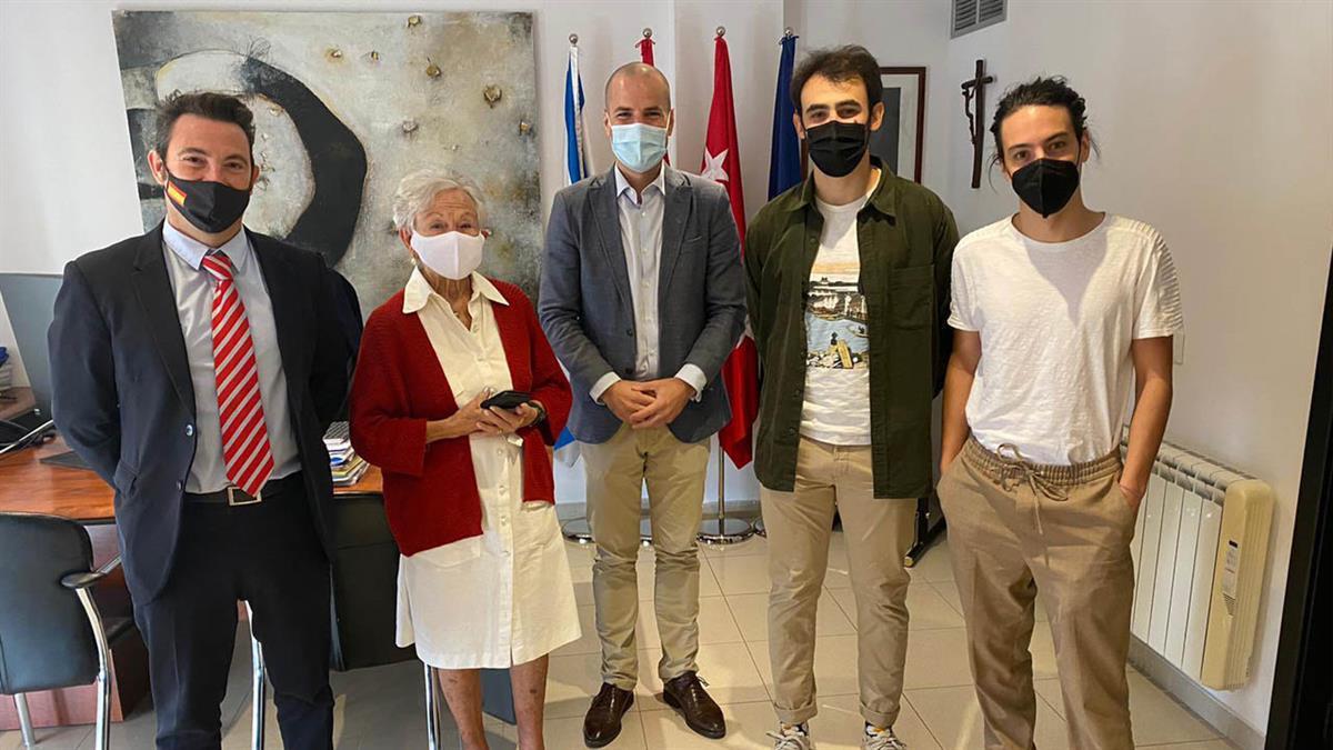 El Alcalde de Majadahonda ha recibido a los dos jóvenes y a la dueña del dinero en un emotivo encuentro en el que se les ha dado un sorpresa