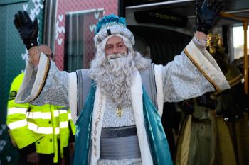 Lee toda la noticia 'Los niños y niñas de Boadilla del Monte comienzan a recibir caramelos 'a domicilio' para la Autocabalgata de los Reyes Magos'