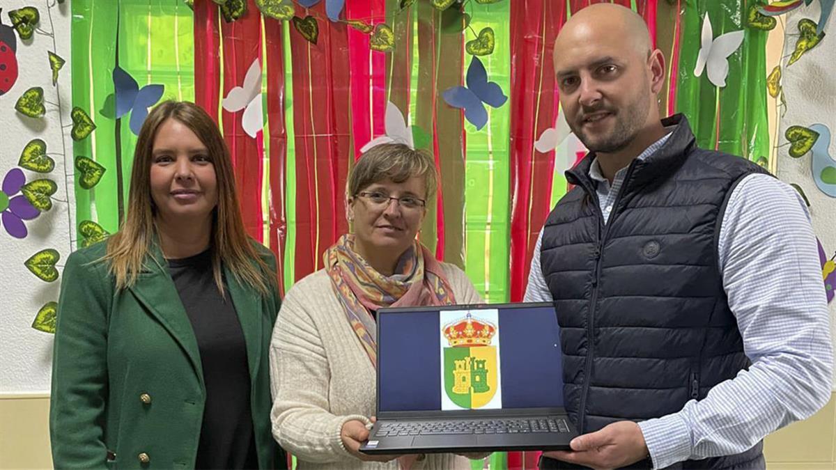 Donación de material informático por parte del Ayuntamiento de Serranillos al Colegio "El Poeta"